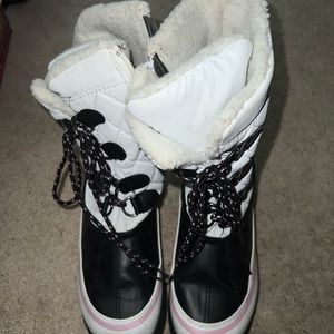Snow boots